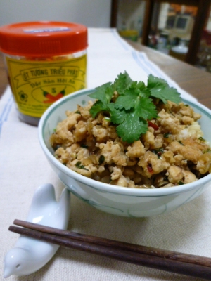 レモングラスが香るベトナム風鶏そぼろ丼