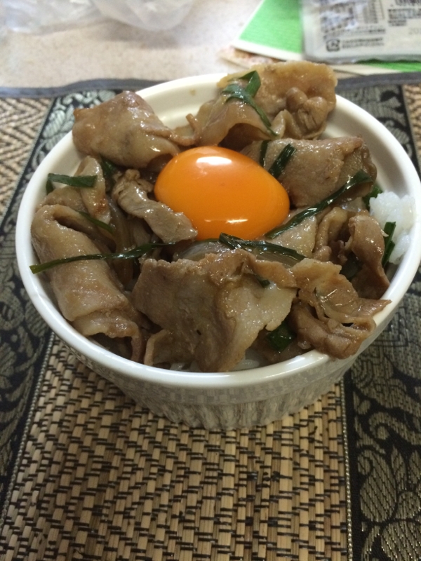 夏レシピ‼️豚肉のスタ丼卵黄乗せ‼️