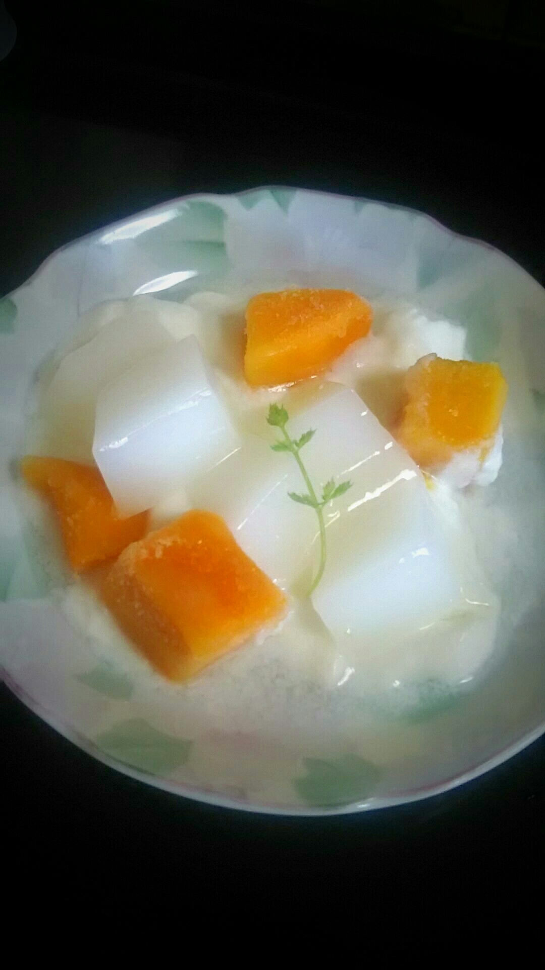 杏仁豆腐とマンゴーのヨーグルト