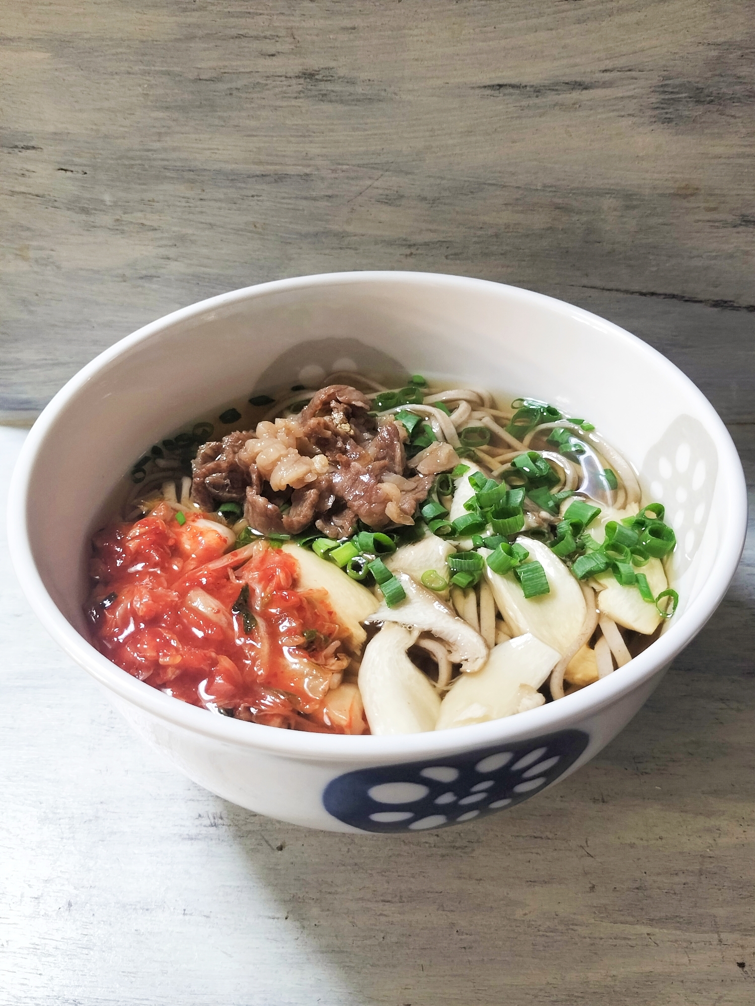 エリンギたっぷり❣キムチと牛肉の温かお蕎麦