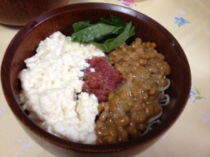 梅と納豆とくずし豆腐のせ冷やし蕎麦