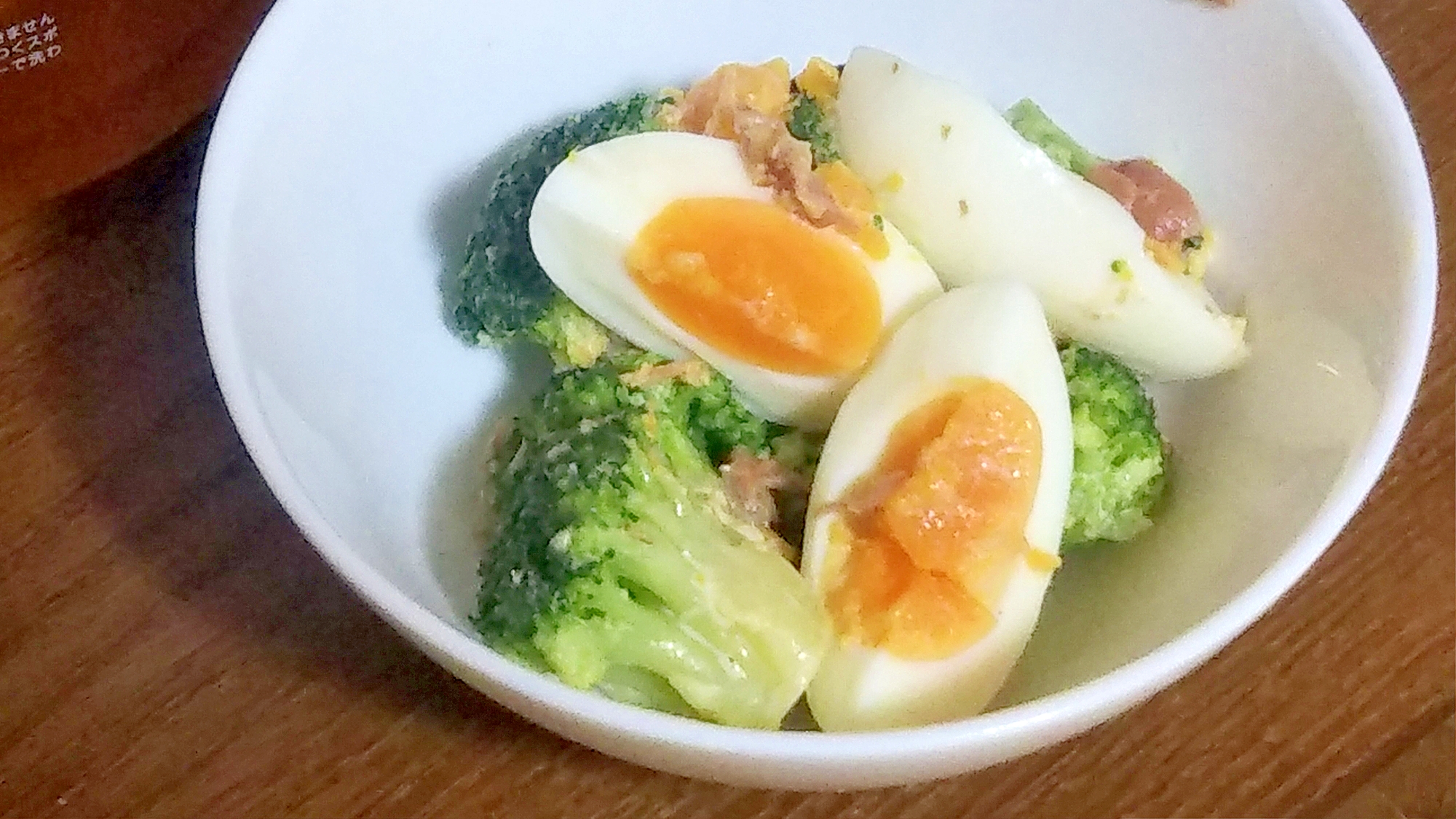 ブロッコリーと卵の簡単梅マヨおかかサラダ