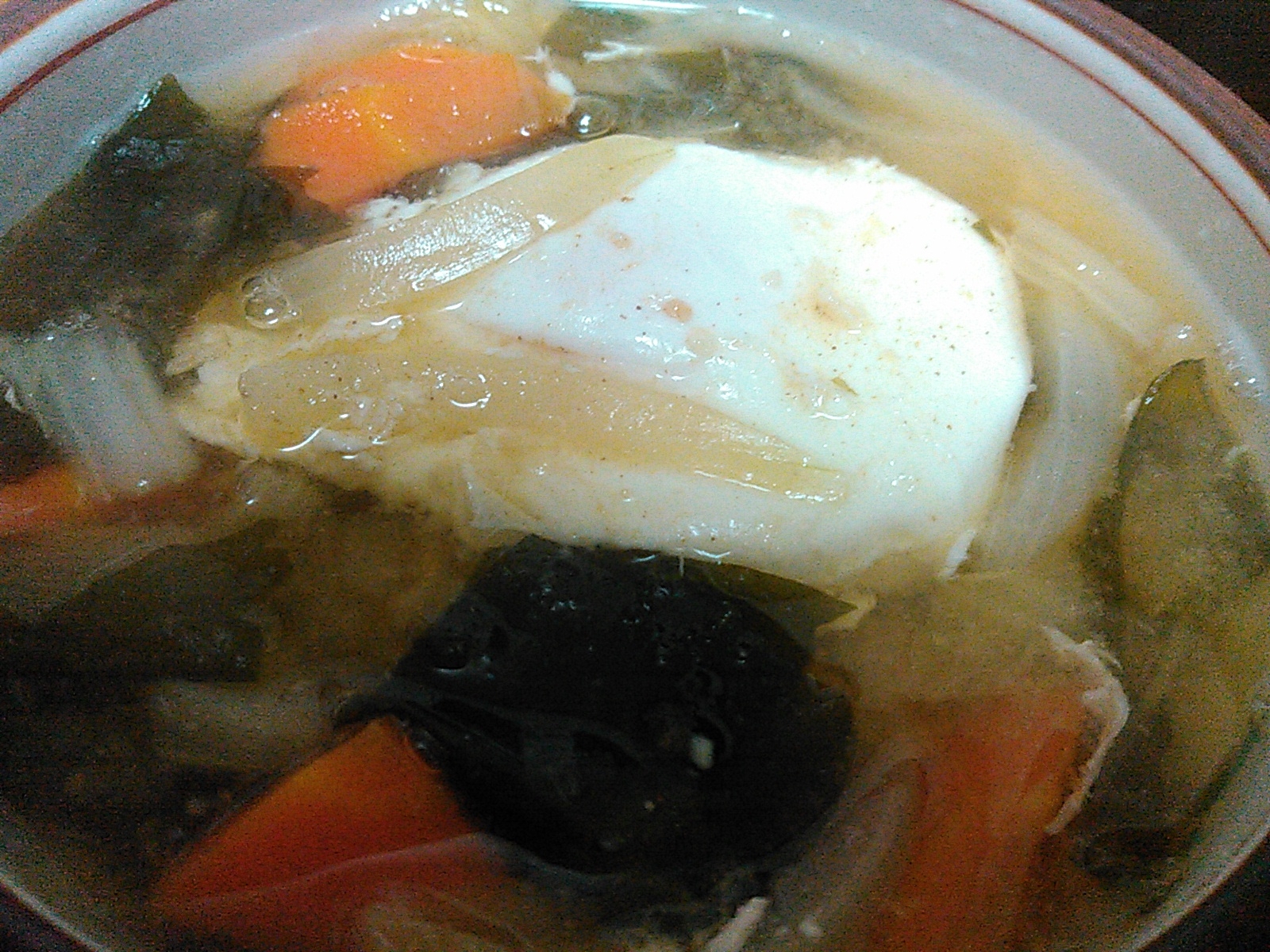 ワカメと野菜たっぷり卵の味噌スープ