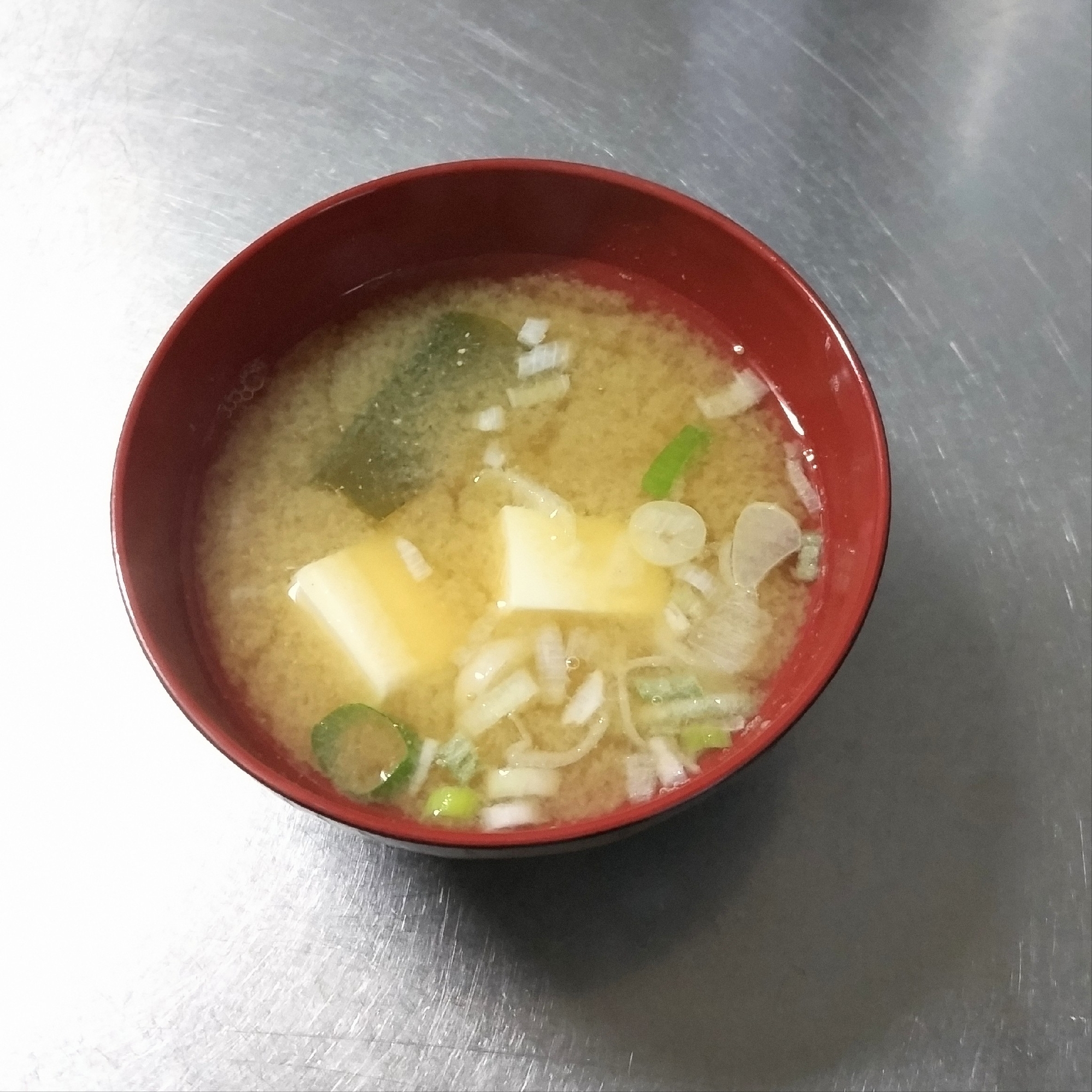 豆腐とワカメのお味噌汁