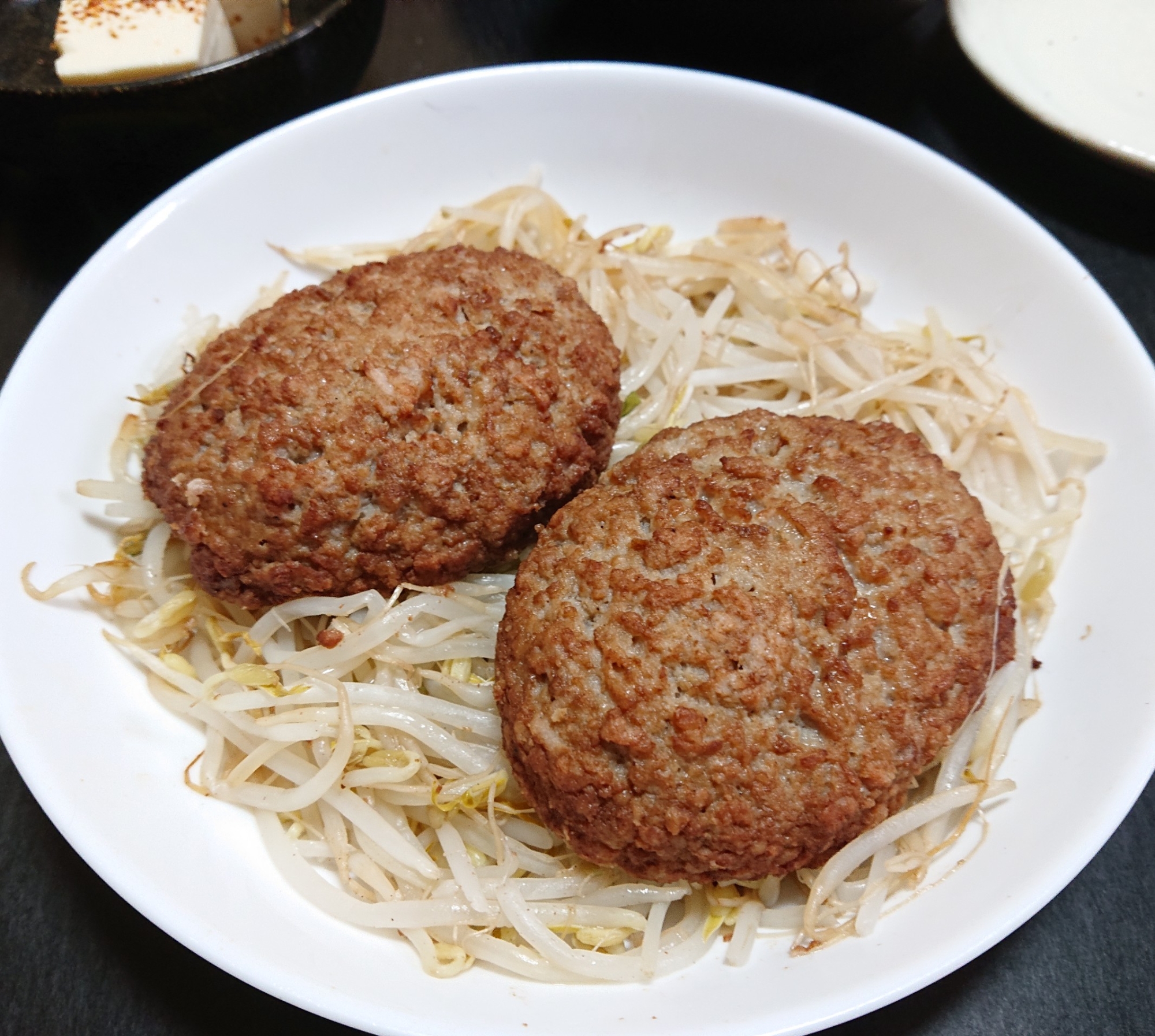 もやしとハンバーグの酒蒸し