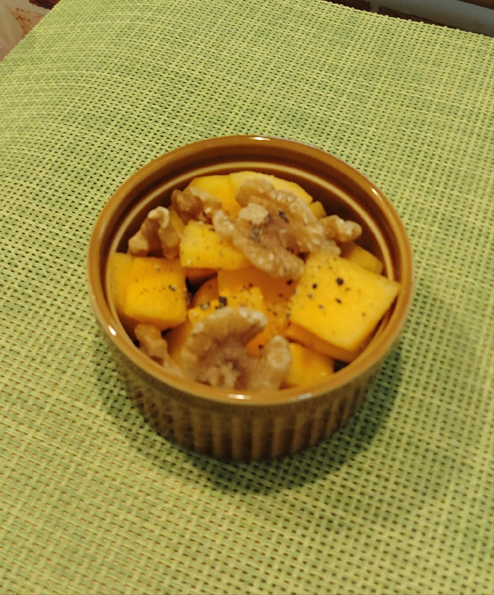 胡桃と柿の黒こしょう和え