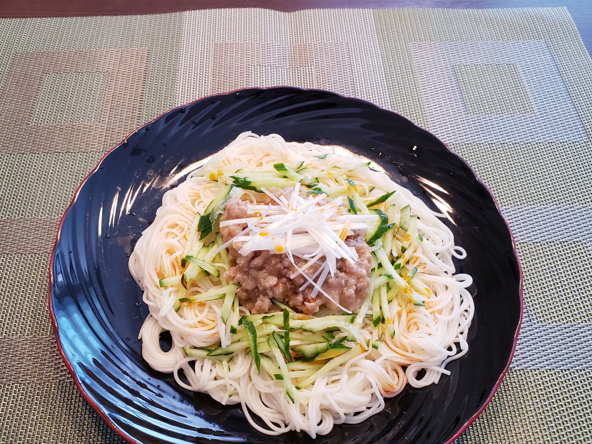 肉みそをのせて！ ごちそう ピリ辛そうめん