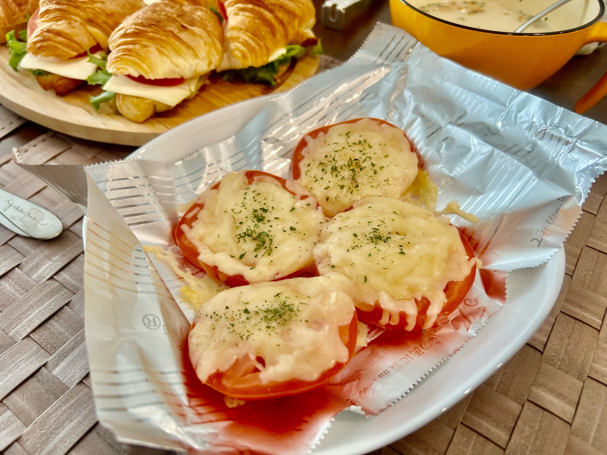 朝食に！ナチュラルチーズたっぷりのトマト焼き