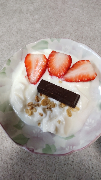 いちごとフルグラ、チョコのヨーグルト