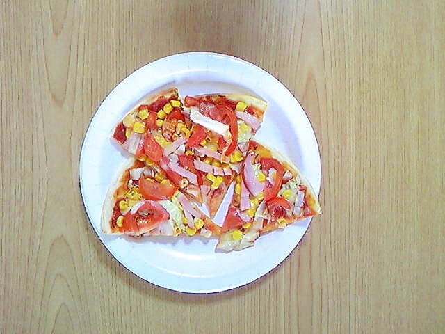 トマトとハムのピザ
