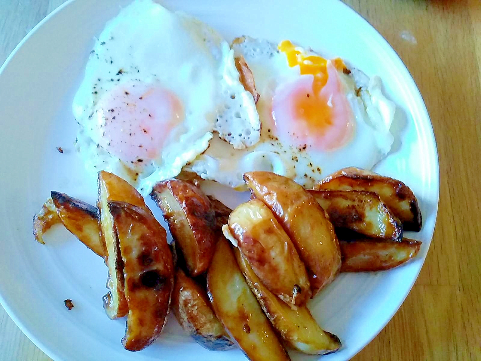 フライドポテトの醤油炒めと目玉焼き