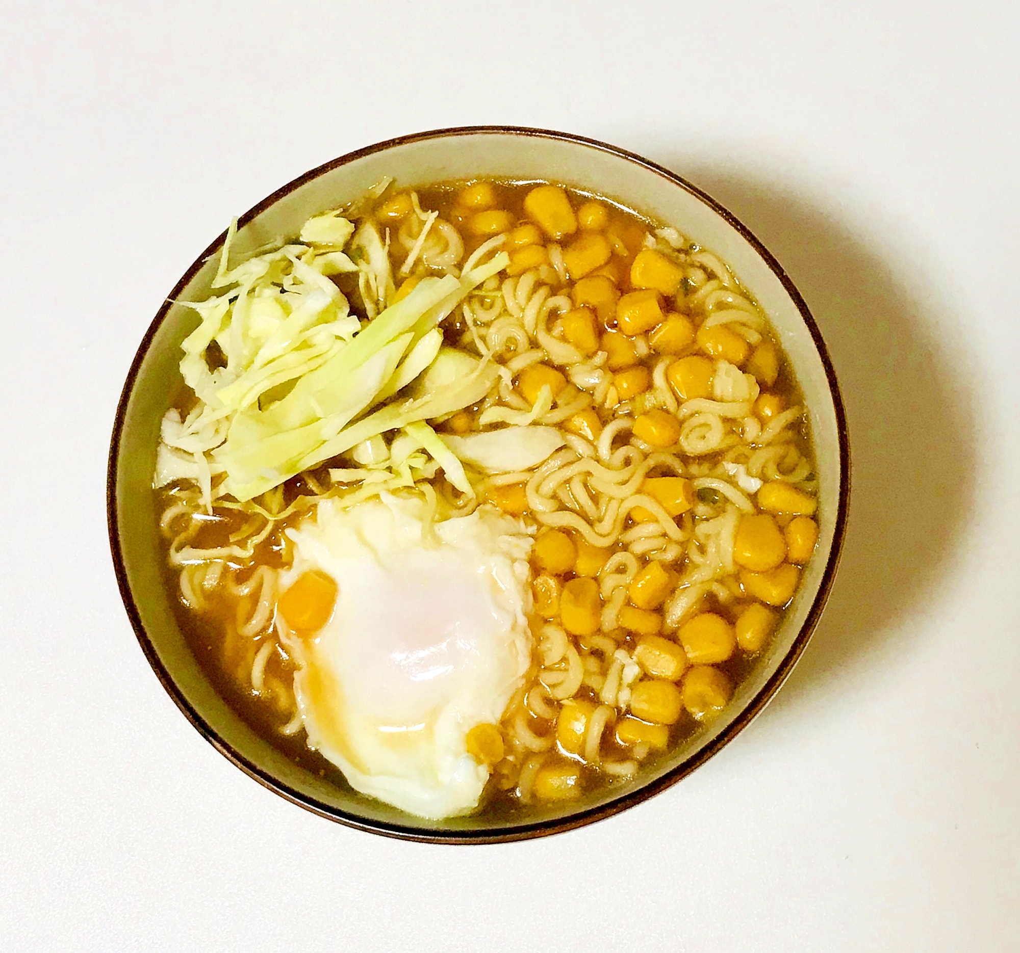 コーンとキャベツの卵ラーメン