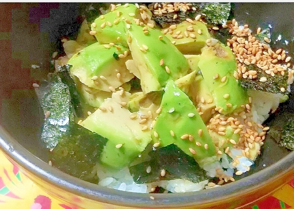 めんつゆで仕上げるアボカド丼