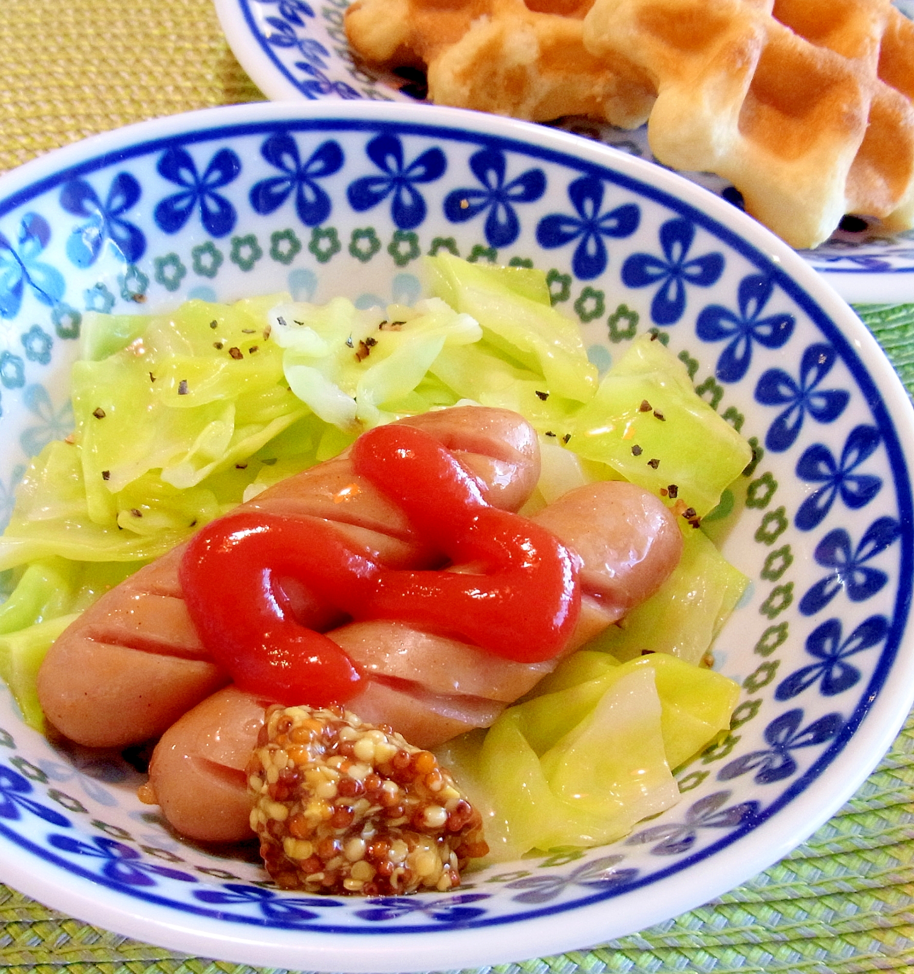 朝食に簡単おかず　レンジでウインナーときゃべつ蒸し