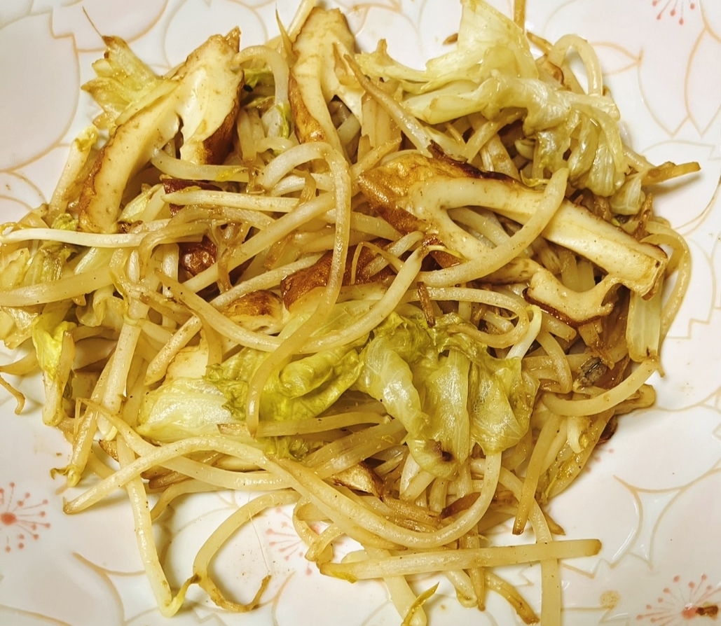 モヤシ竹輪レタスの、納豆のタレ＆グリーンカレー炒め