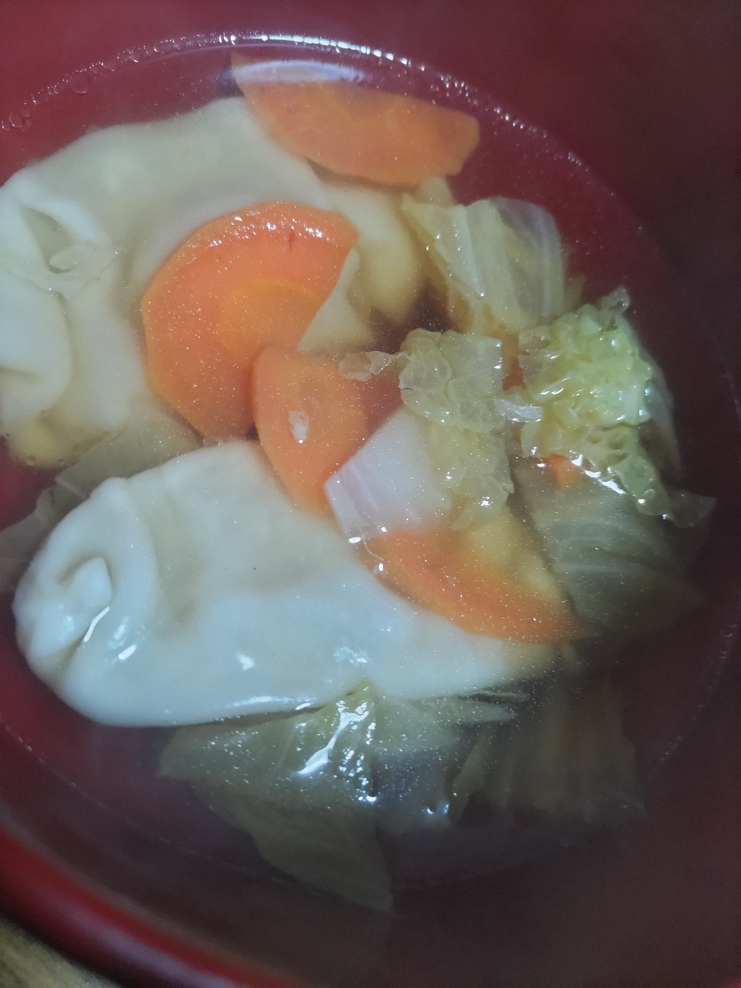 餃子と白菜と人参の中華スープ