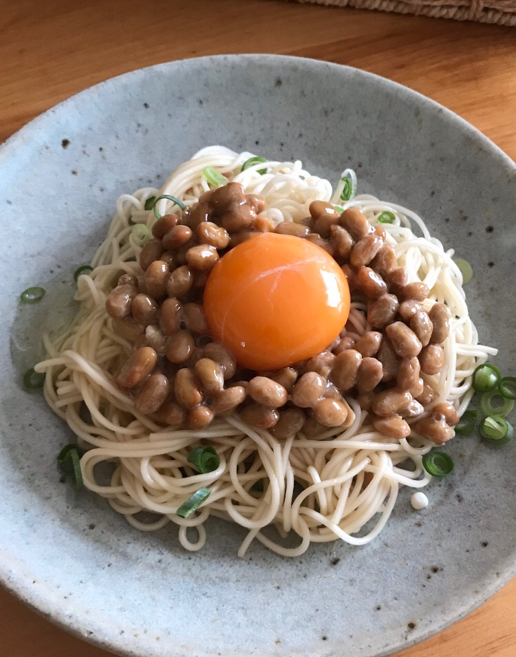 卵黄と納豆のっけのネギ炒めそうめん