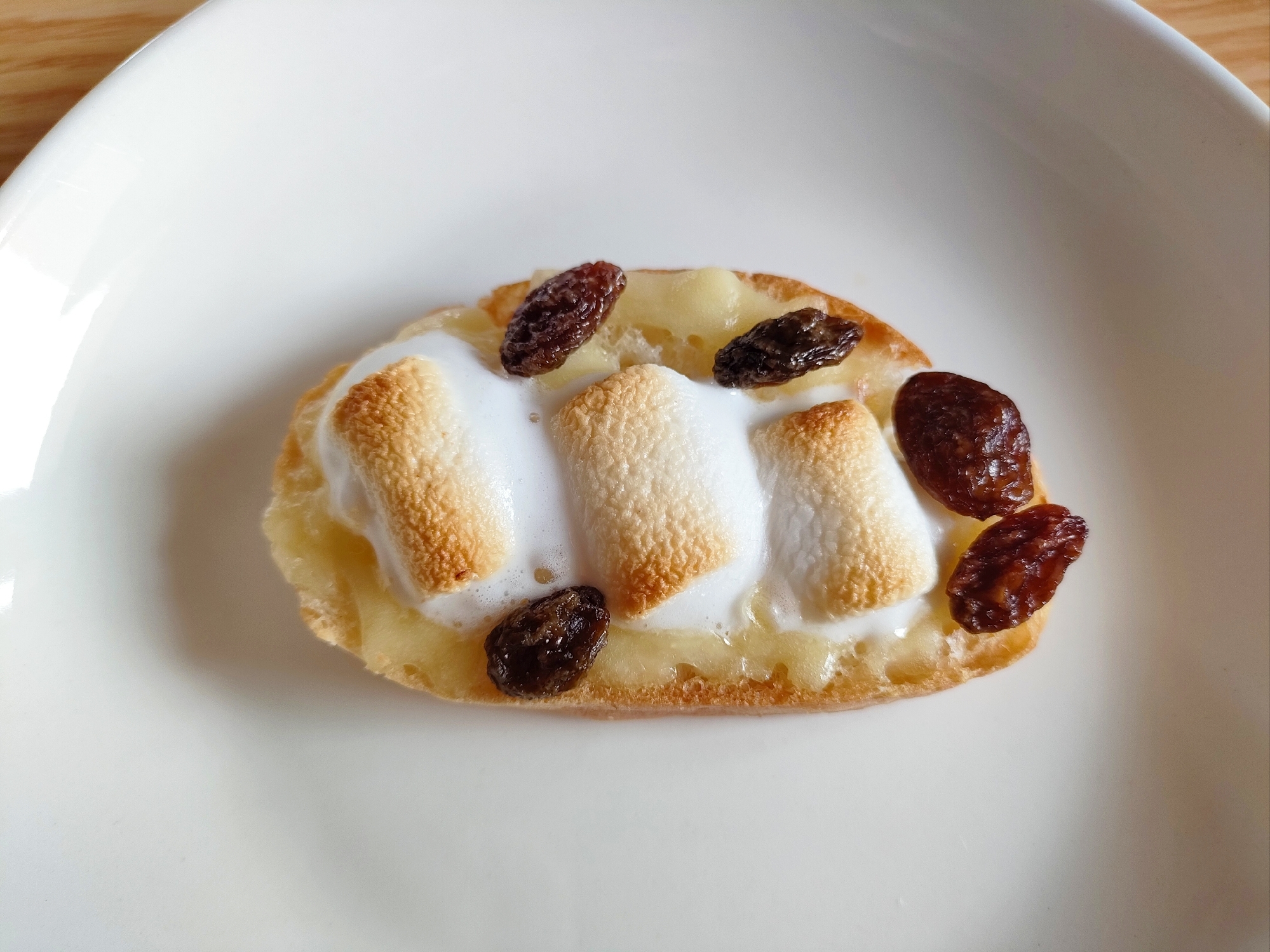 白いお皿にのったマシュマロチーズトースト