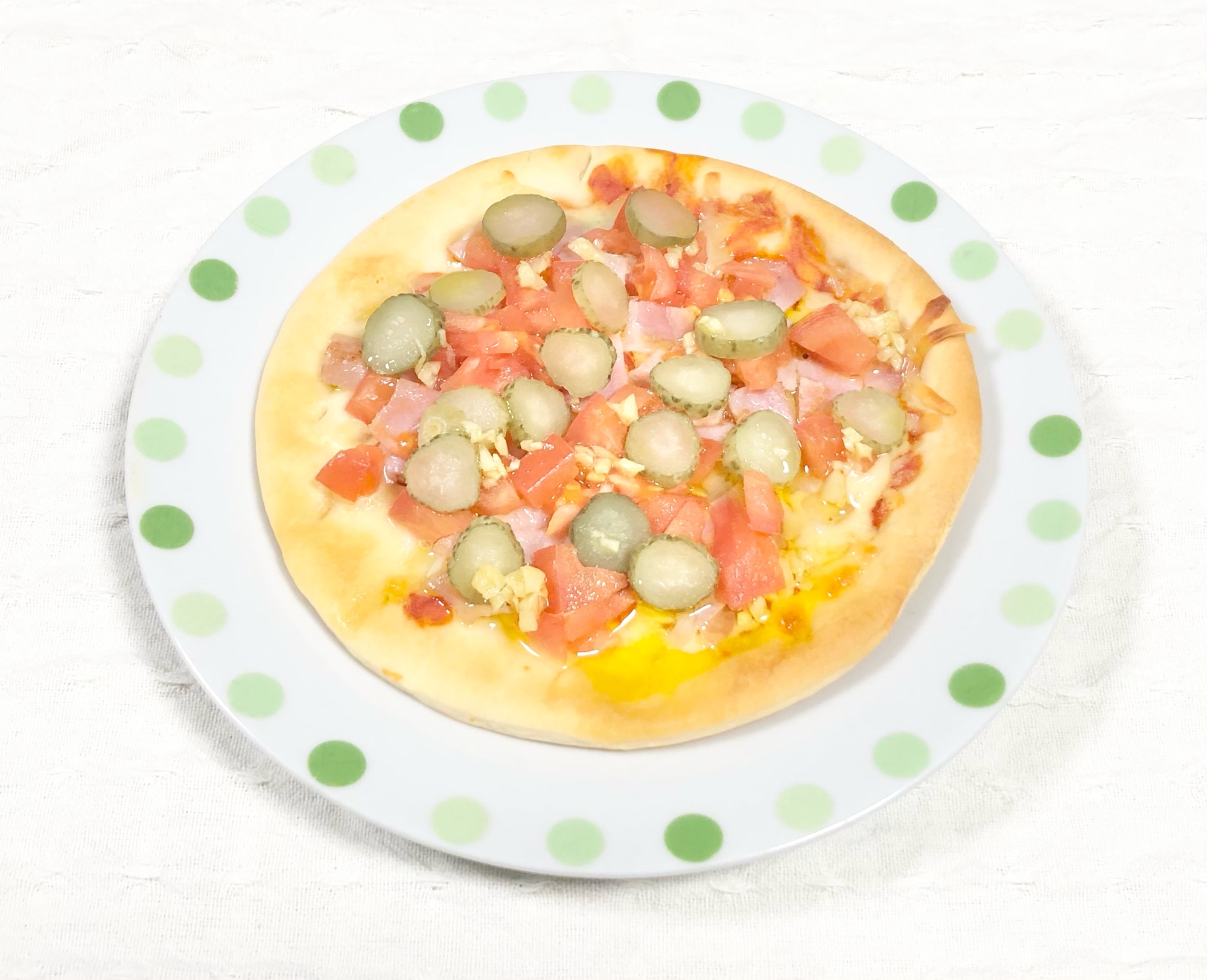 簡単⭐市販のピザにトマトとベーコンのトッピング