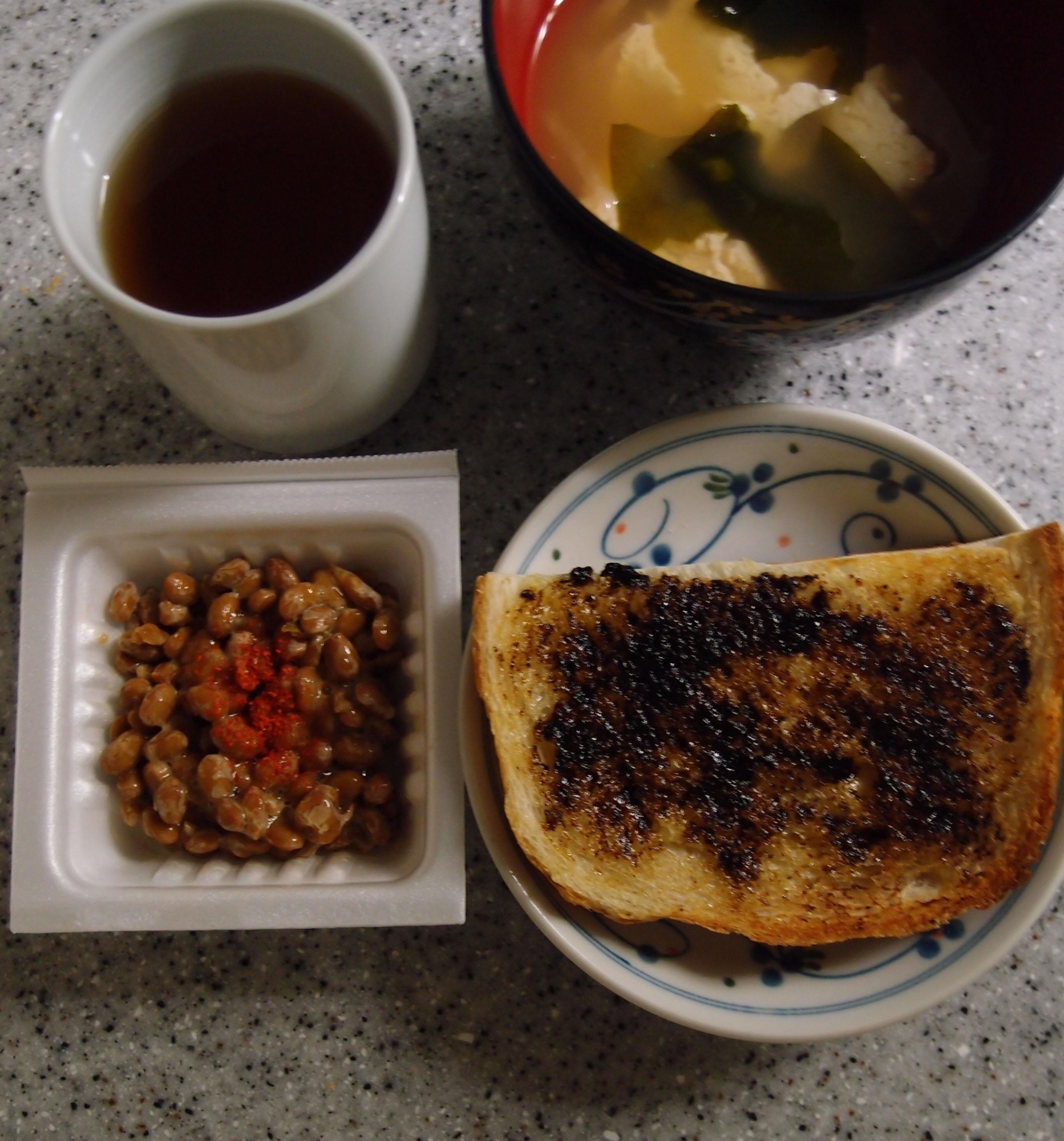 海苔マヨトーストと一味納豆とお味噌汁と焙じ茶ランチ
