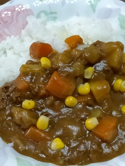 りしさん♪こんばんは～☆コーン入り♪甘口カレー♡作りましたよ～♪
コーンは大人気でトッピング☆のおかわり～◎子どもも大人も大好き！カレーです☆(๑'ڡ'๑)୨♡