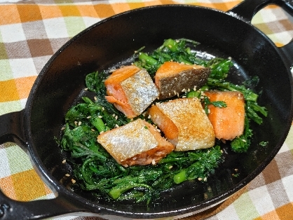相性抜群♡栄養満点♡鮭と春菊のにんにくバター炒め