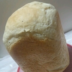 ふわふわなパンが出来上がりました。
ヤ○○キのふんわり食パンが大好きなので、いい感じのレシピでした。最近メープル味を売ってないので、挑戦してみたいです。