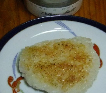 洋風焼きおにぎり
美味しかったです～♪
かりっと香ばしくて
いつものおにぎりと
ちょっと違うね。
セロリソルトもかけてみたよ。
ごちそうさま！！