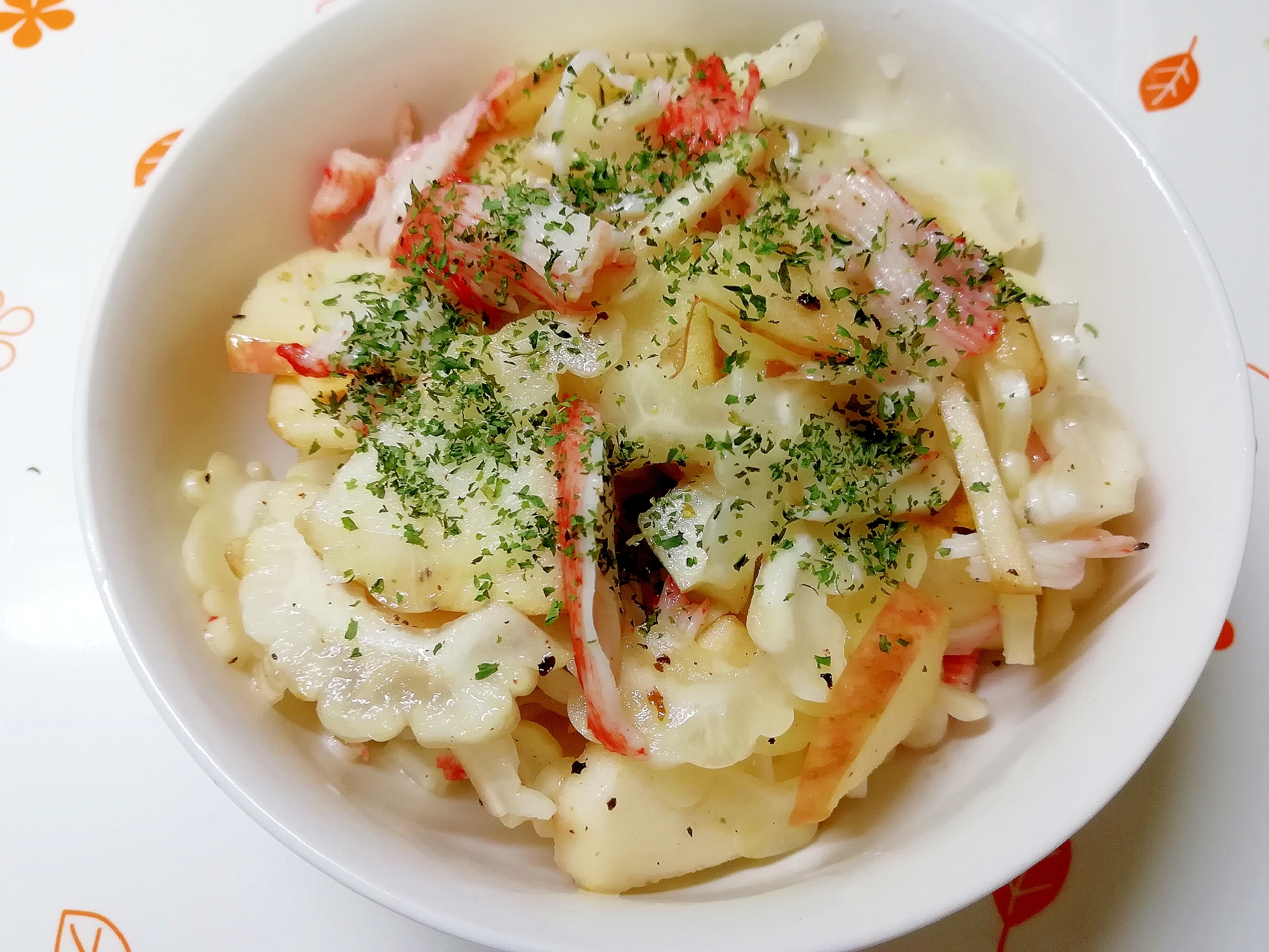 白い皿に盛り付けた白ゴーヤのフルーツサラダ