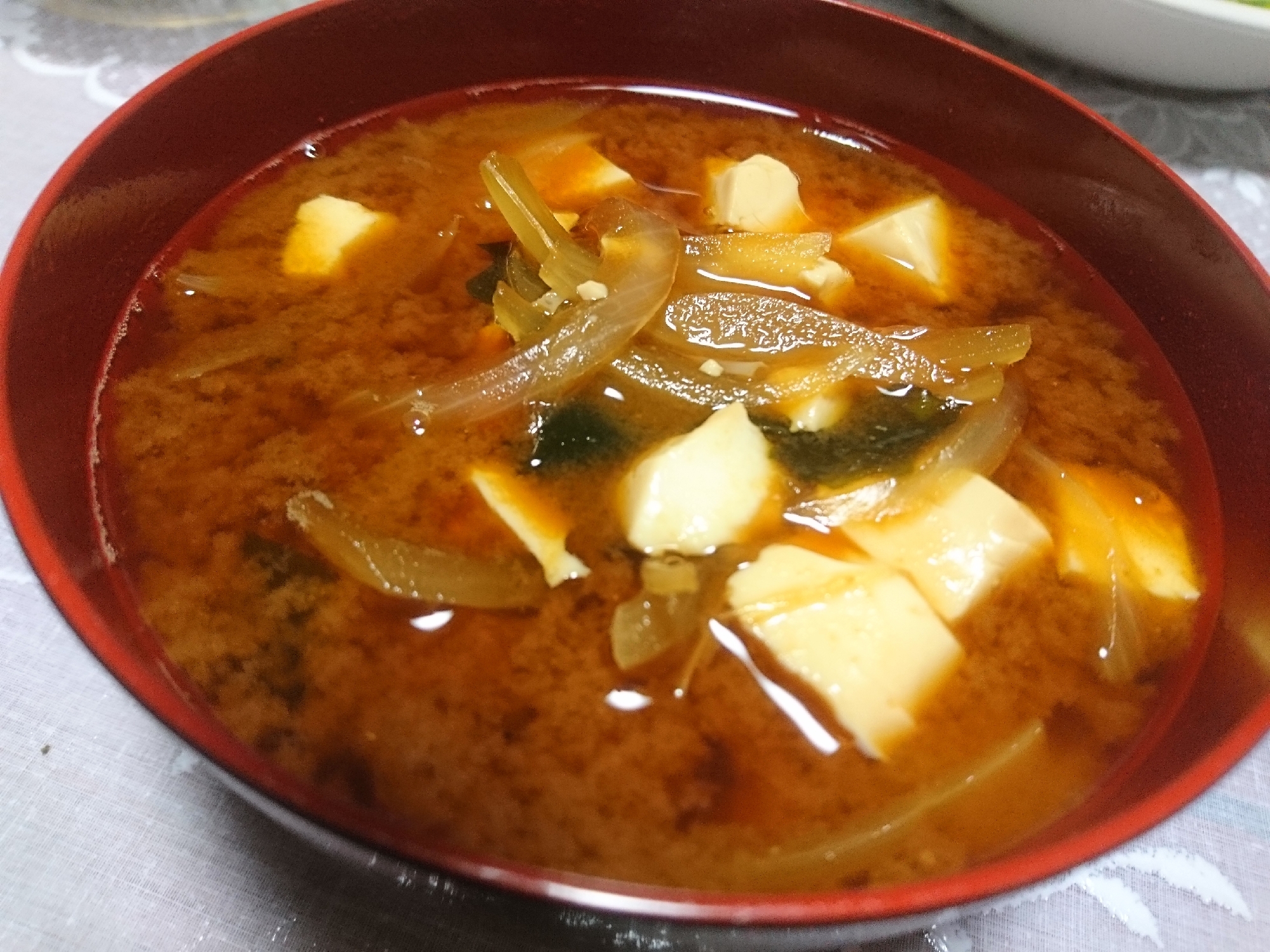 玉ねぎ 豆腐 わかめの赤味噌汁 レシピ 作り方 By あやめぇ 楽天レシピ