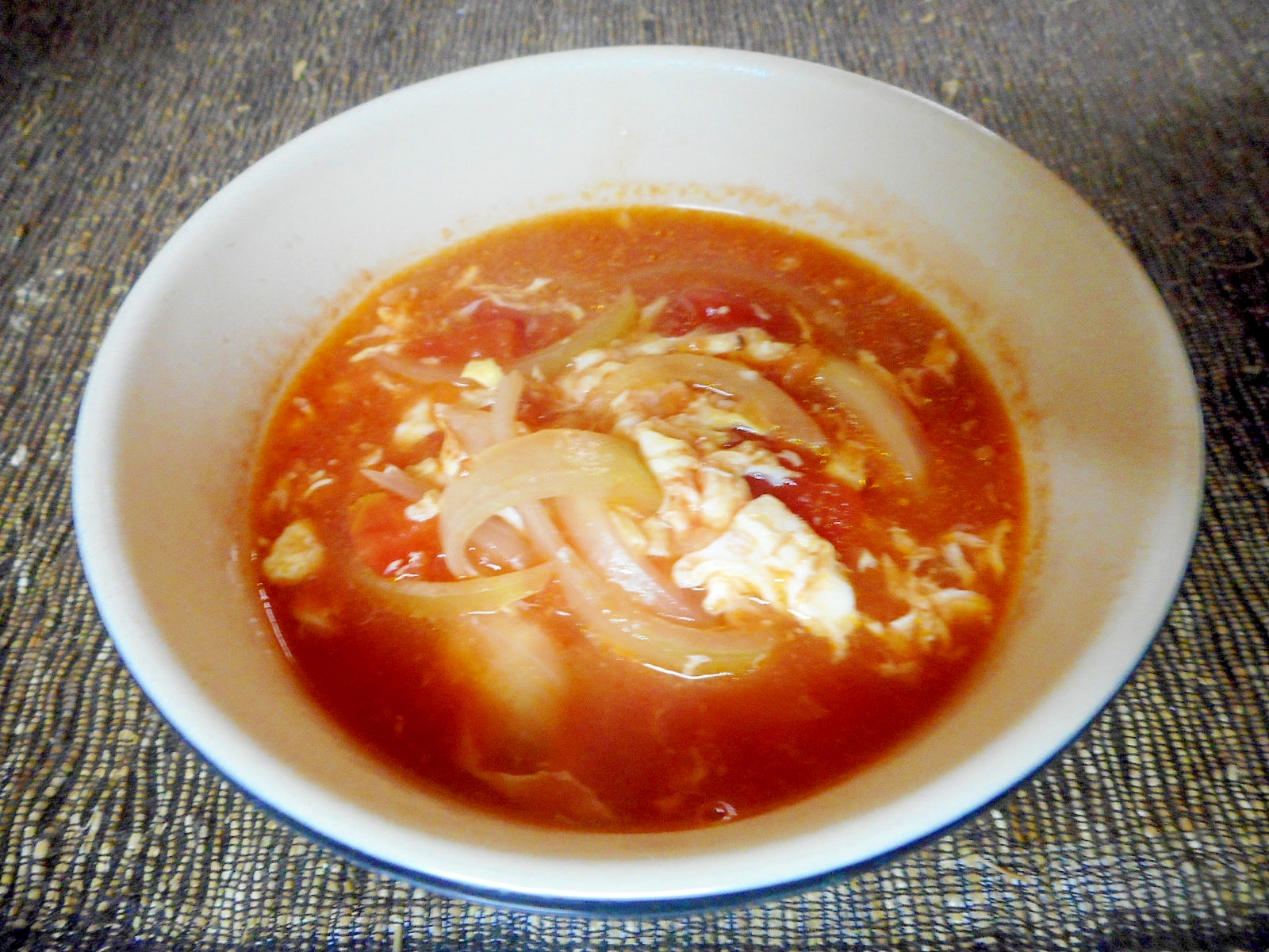 トマト缶で卵のトマトスープ