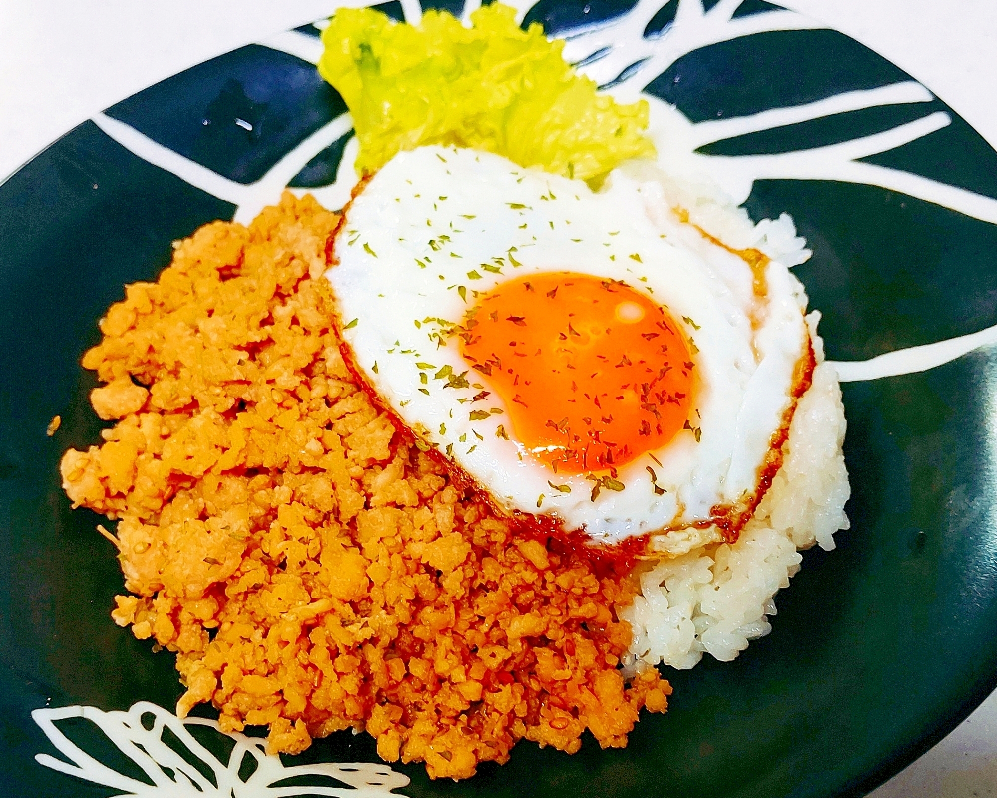 【混ぜて煮詰めるだけ】鶏そぼろと目玉焼きの親子丼