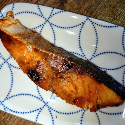 焼き魚用アルミホイルを敷いたフライパンで焼きました。照り焼き続きでしたが、焼き魚で美味しく頂きました。ご馳走さまでした♪