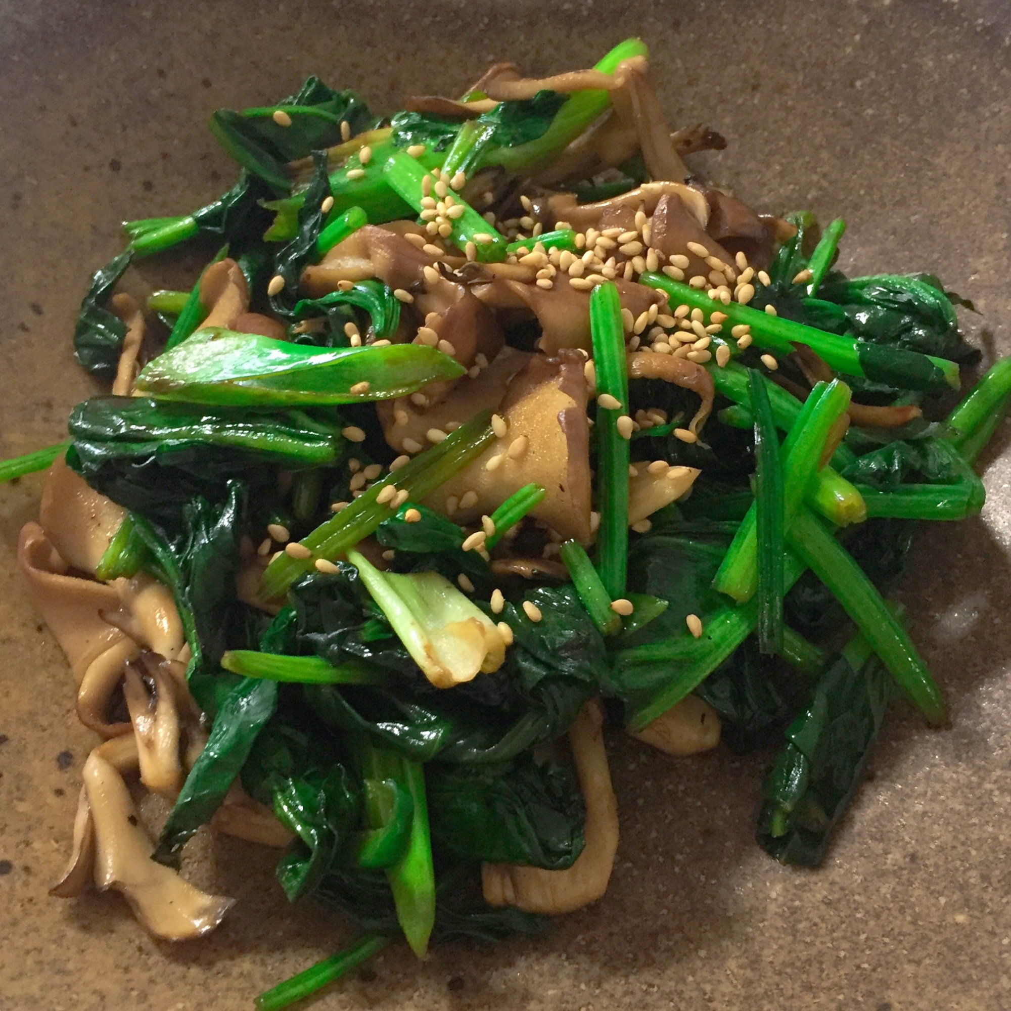 和食器に盛られたほうれん草とまいたけの中華炒め