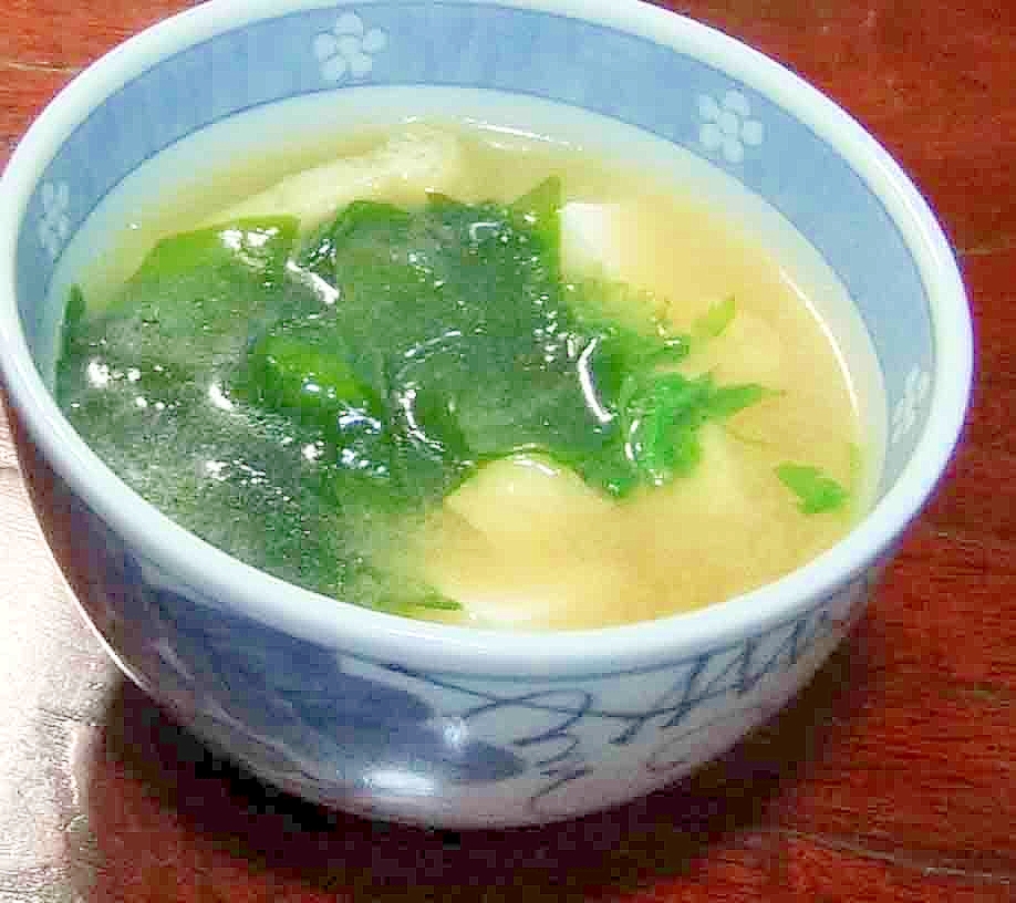 わかめとお豆腐と油揚げのお味噌汁