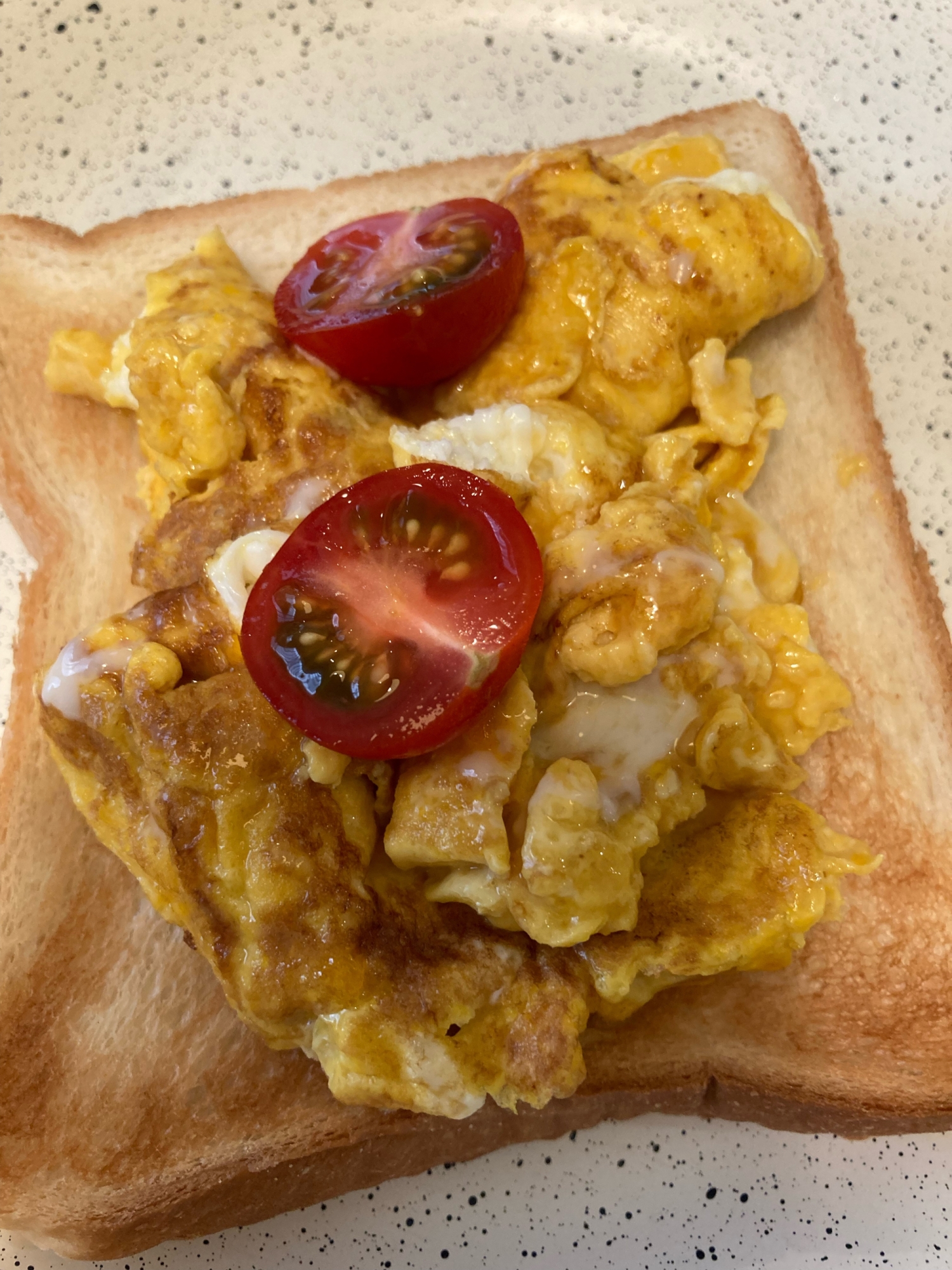 卵とトマトのオープンサンド