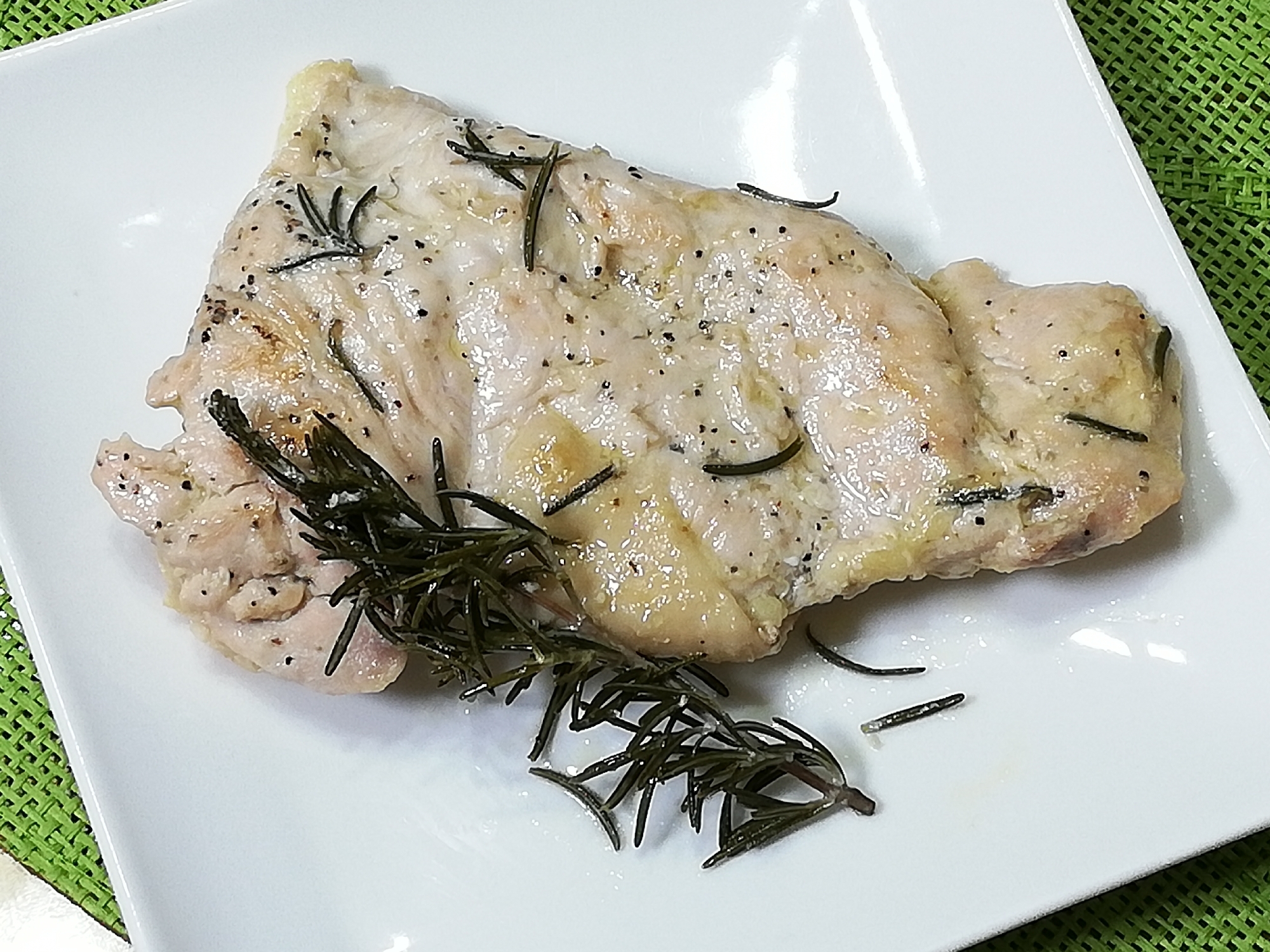 いい香り♪鶏むね肉のローズマリー焼き