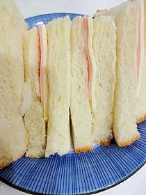 シンプルなハムチーズサンドイッチ