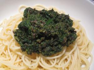 緑色のミートソーススパゲティ