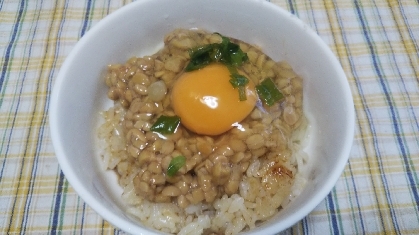 冷凍焼きおにぎりの納豆卵かけご飯