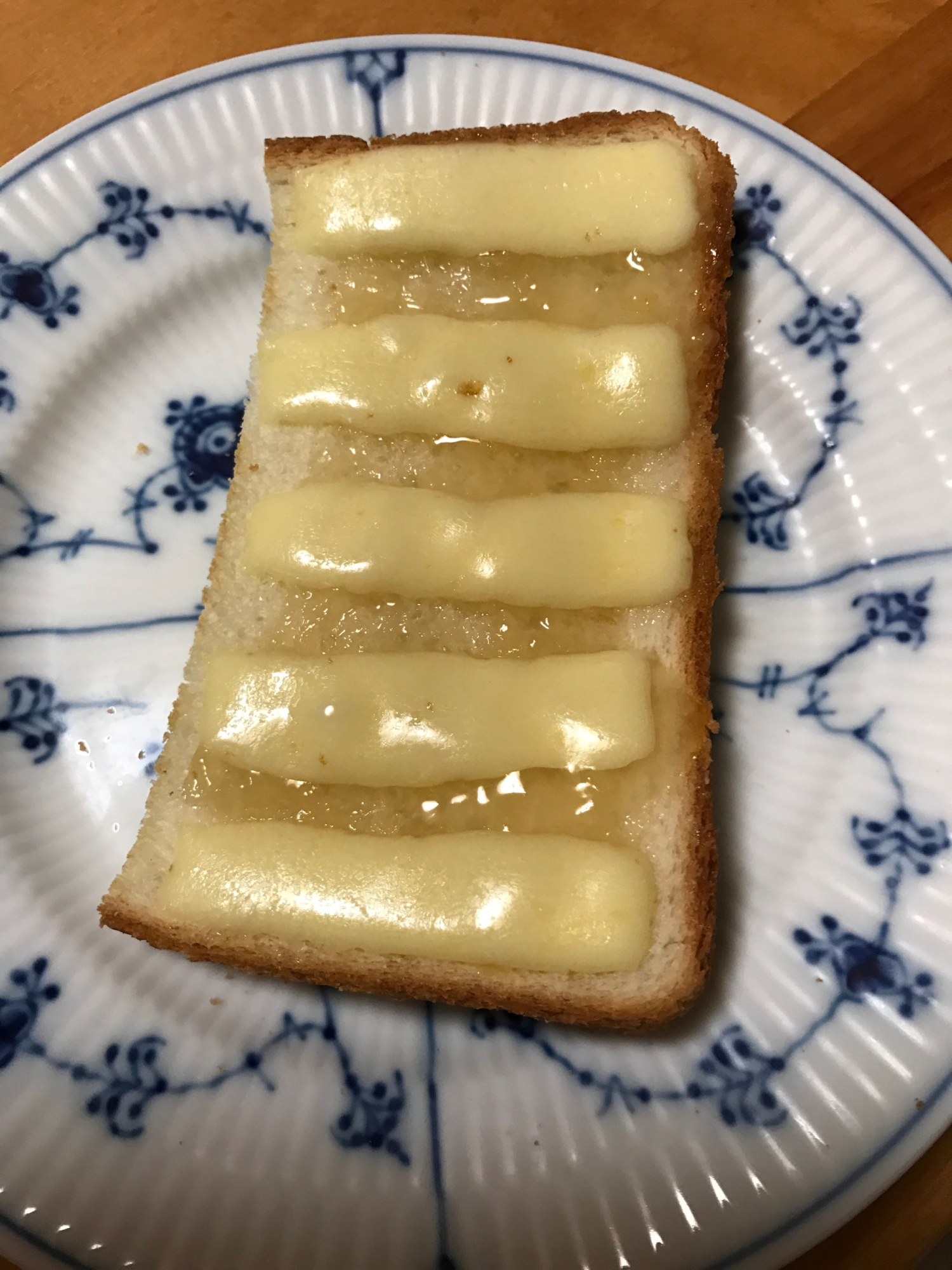 チーズとグレープフルーツジャムのトースト