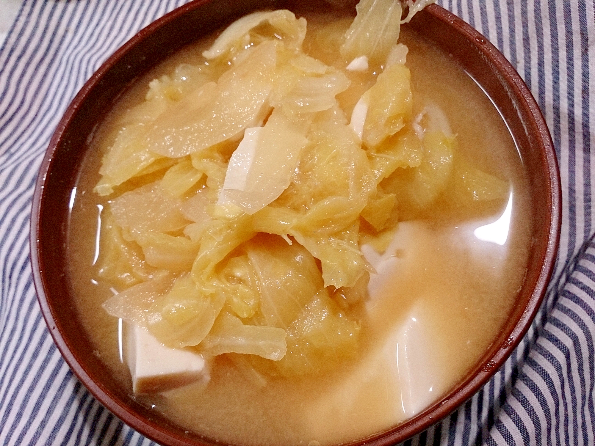 キャベツと玉ねぎと絹ごし豆腐の味噌汁(圧力鍋)