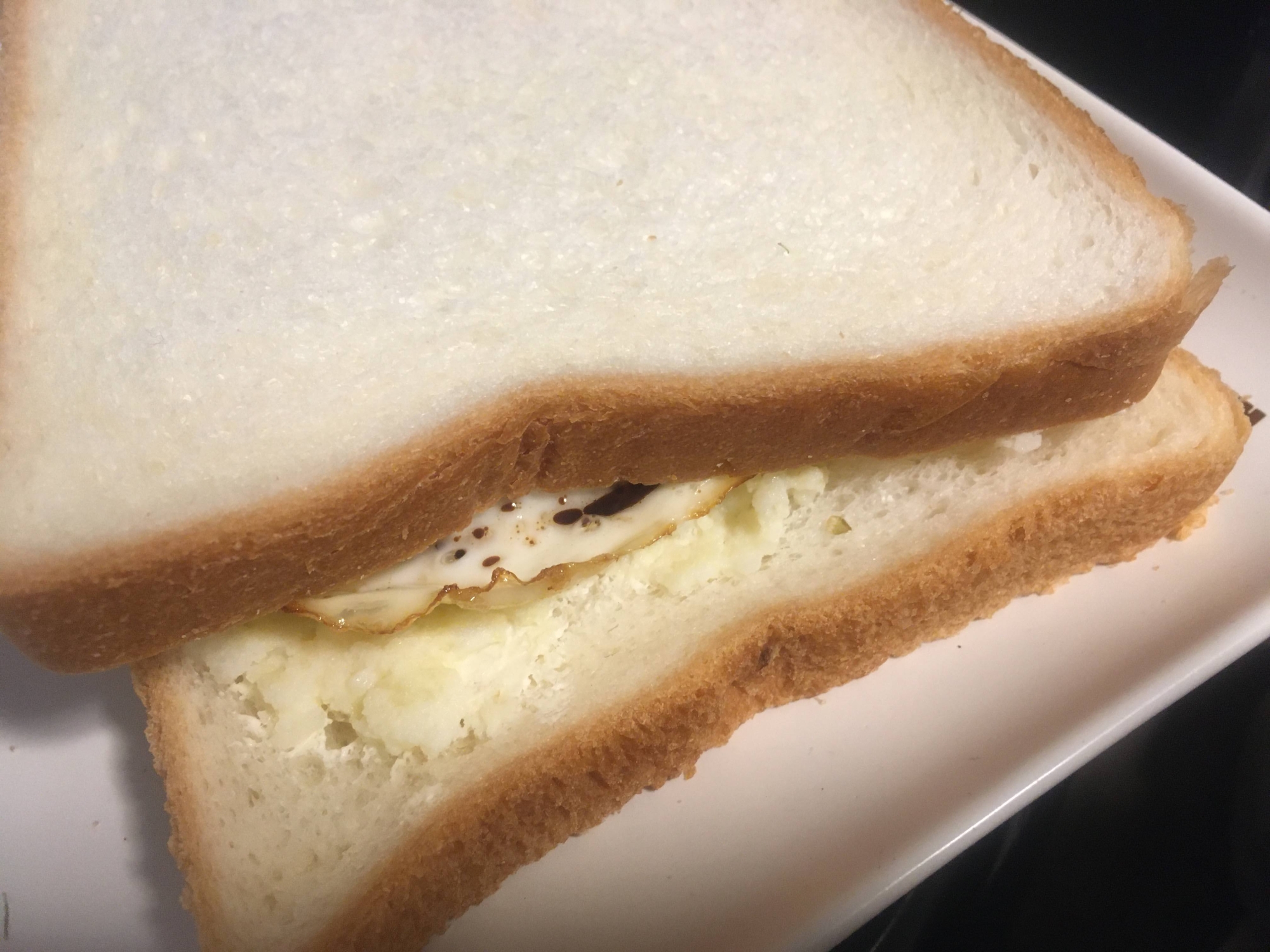 じゃがいもと目玉焼きのサンドイッチ