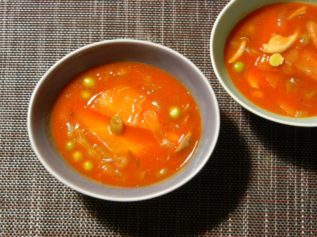 グリンピースとトマトのスープ