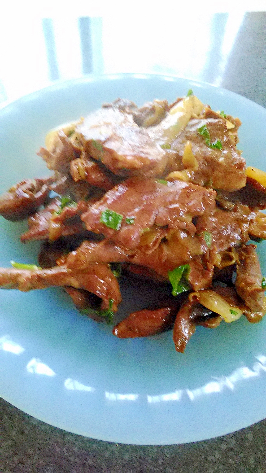 水色の皿に盛られたハツとあさつきのガーリック炒め