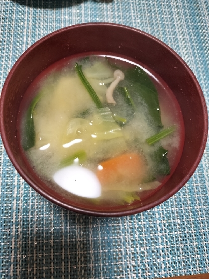 豆腐と人参とほうれん草と麩の味噌汁