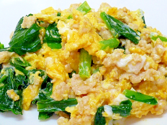 鶏ひき肉と小松菜の卵炒め