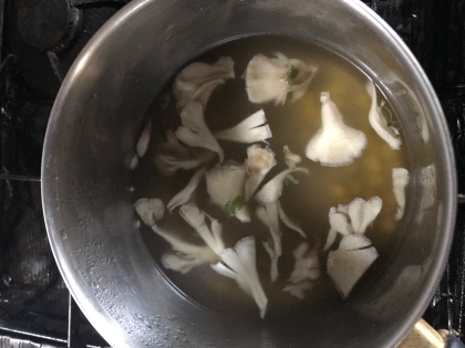 鍋キューブで作る絶品チキンきのこスープ