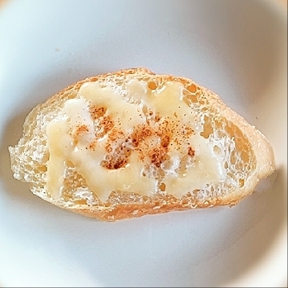 ココナッツ風味のチーズとシナモンシュガーのトースト