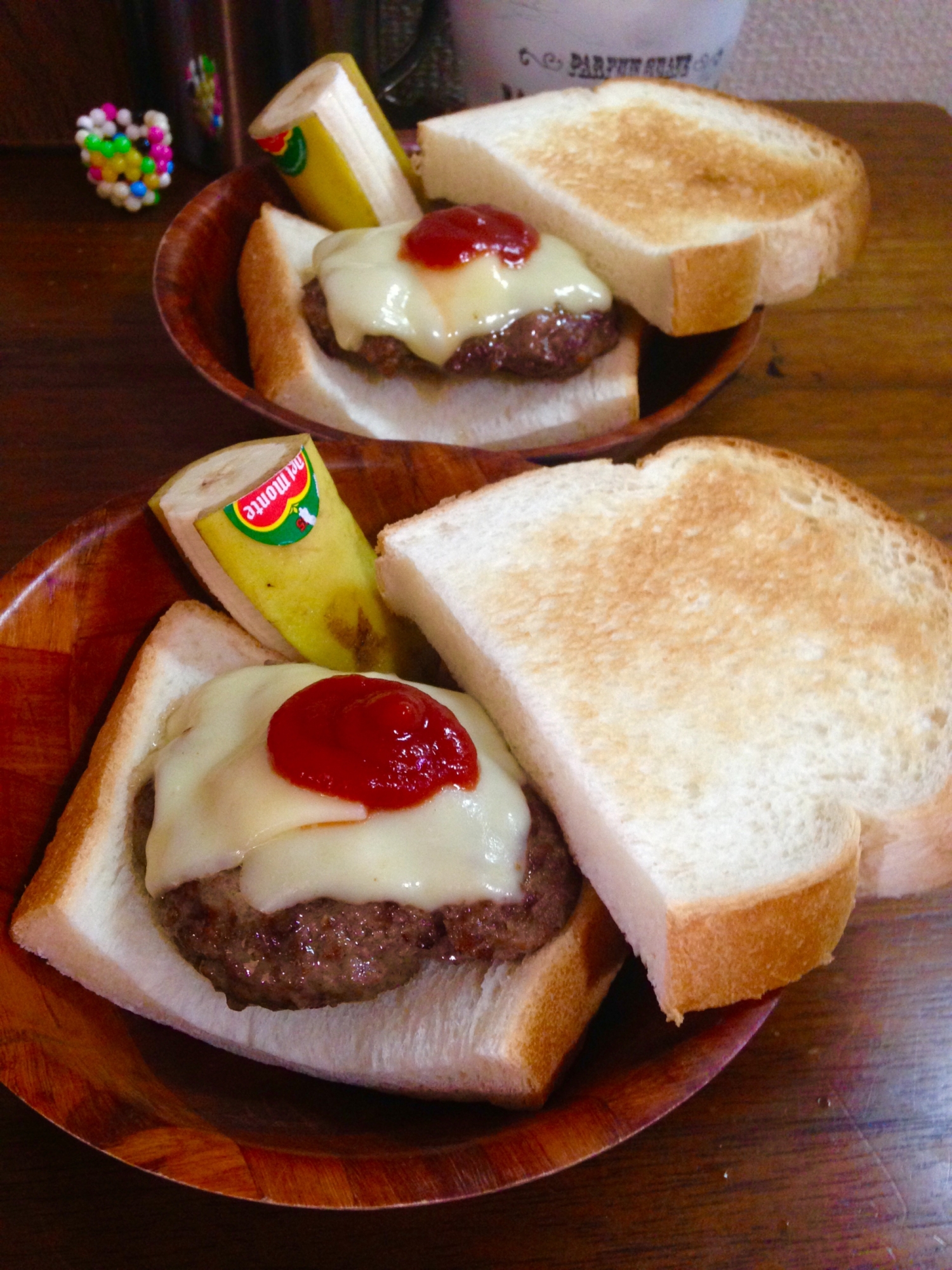 つなぎなしでも美味しい♪食パンハンバーガー★